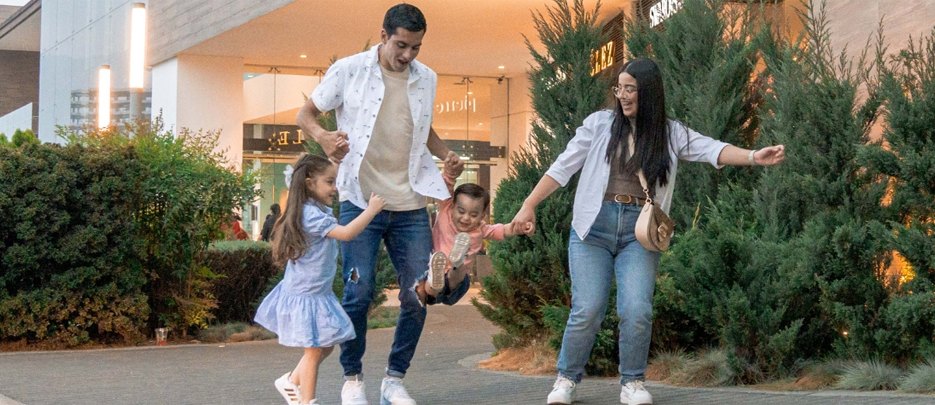 Familia disfrutando de Interplaza Xela